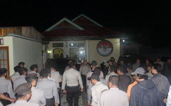 Unsur Kepolisian Melakukan Penjagaan Ketat Di Bawaslu Provinsi Gorontalo