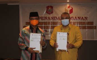 Sekjend Bawaslu RI bersama Sekda Kab. Bone Bolango tanda tangani Perjanjian Hibah.
