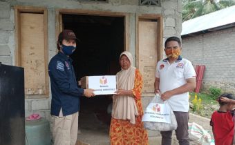 Bawaslu Se-Provinsi Gorontalo Salurkan Bantuan Ke Kecamatan Bulawa Pasca Bencana Banjir Bandang