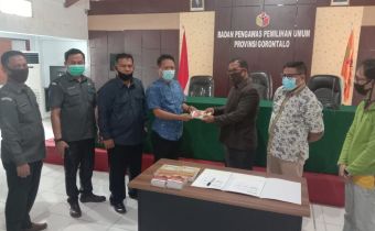 Bawaslu Gorontalo terima Buku Saku Penyelesaian Sengketa.