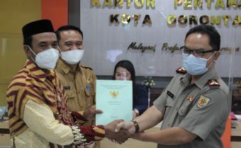 Bawaslu Provinsi Gorontalo Terima Sertifikat Tanah