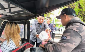 Bawaslu Provinsi Gorontalo Bagikan Takjil untuk Masyarakat di Bulan Suci Ramadan