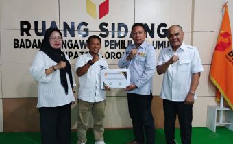Bentuk Terima Kasih, Moh. Fadjri Arsyad Serahkan Penghargaan pada Pengawas AdHoc Pemilu dan Pilkada 2024 di Kabupaten Gorontalo