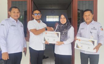 Simbol Dedikasi: Idris Usuli Serahkan Piagam Penghargaan untuk Pengawas Ad-Hoc di Pohuwato