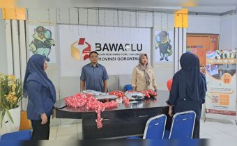 Tumbuhkan Rasa Nasionalisme, Bawaslu Provinsi Gorontalo Nyanyikan Lagu Nasional