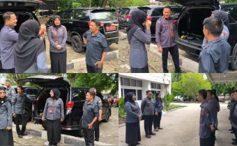 Anggota Bawaslu Provinsi Gorontalo, Lismawy Ibrahim, Moh. Fadjri Arsyad, bersama Kepala Sekretariat Nikson Entengo saat menyaksikan pengecekan fisik dan kondisi BMN di lingkungan Bawaslu Provinsi Gorontalo, Senin (05/01/2026)