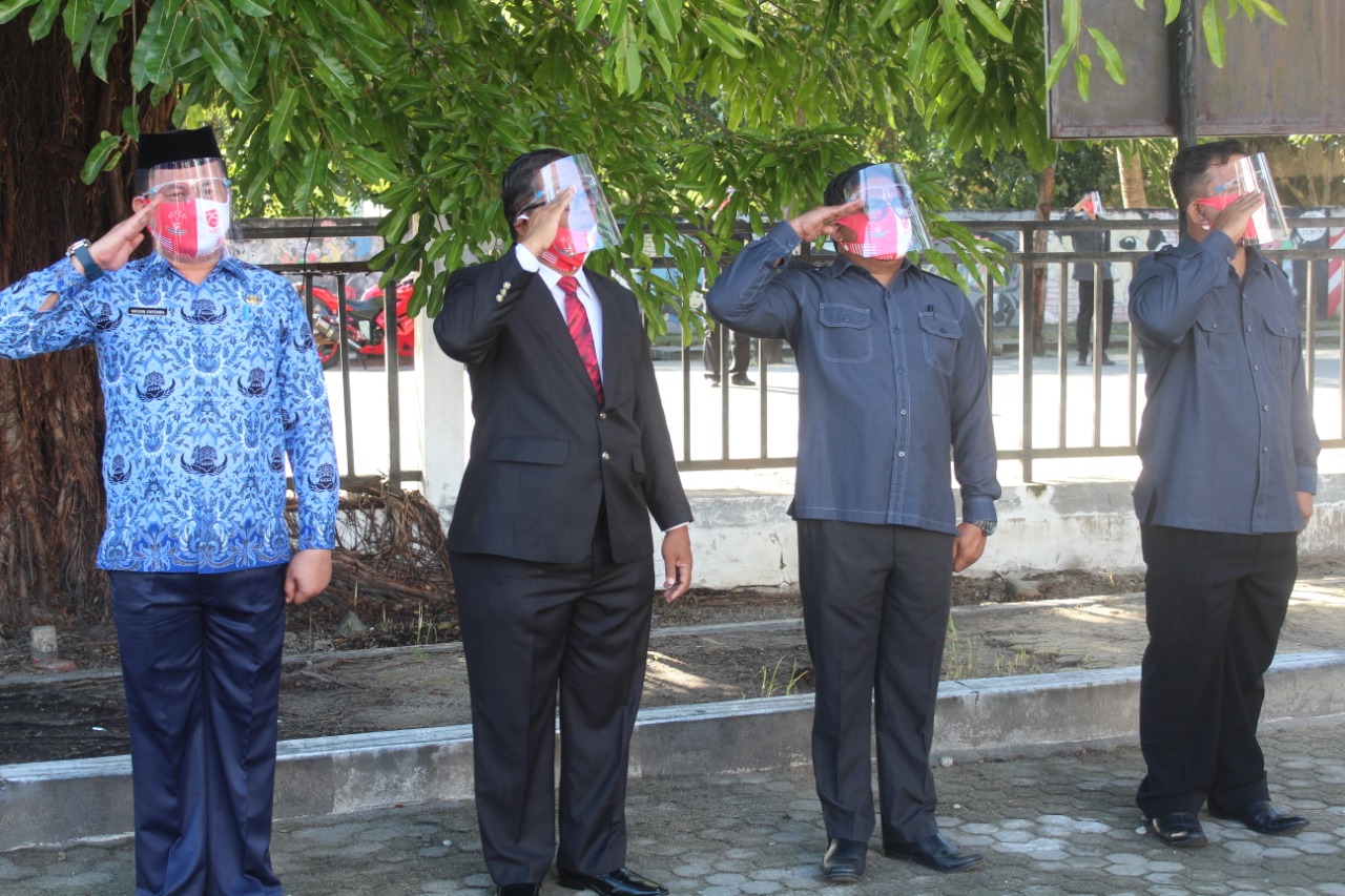 Pimpinan Bawaslu Provinsi Gorontalo Kordiv Penyelesaian Sengketa Ahmad Abdullah, Kordiv Pengawasan Rahmad Katon Mohi, Kordiv Hukum, Humas dan Hubal Idris Usuli dan Kepala Sekretariat Bawaslu Provinsi Gorontalo saat menghadiri Upacara bendera memperingati hari kemerdekaan indonesia yang ke-75 tanggal 17 Agustus Tahun 2020 dihalaman Kantor Bawaslu Provinsi Gorontalo Senin,( 17/08/2020). Foto: Norpin Ahmad